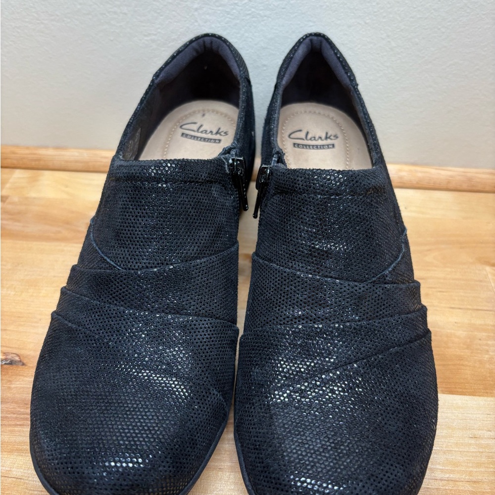 Clarks Women's Black Textured Loafers - Picture 1 of 7